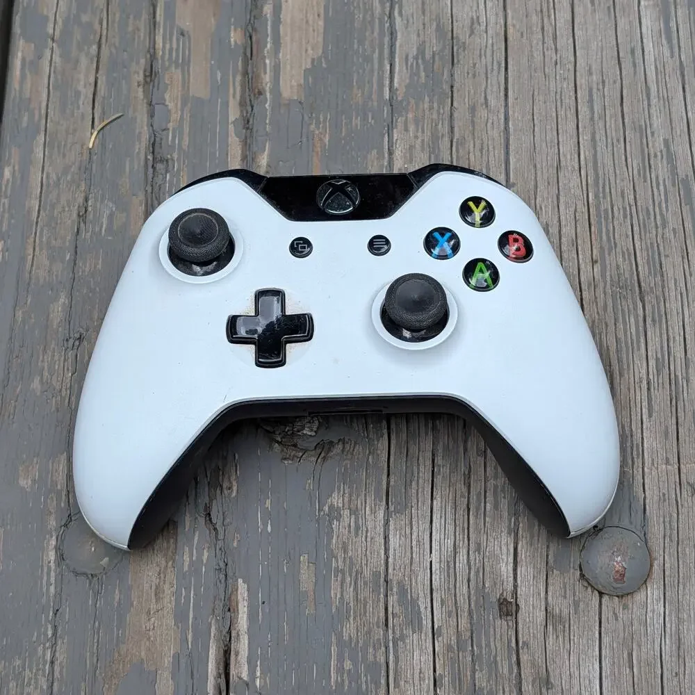 Microsoft Xbox One Console White Edition 500GB Bundle Cyber Nostalgia Core Retro